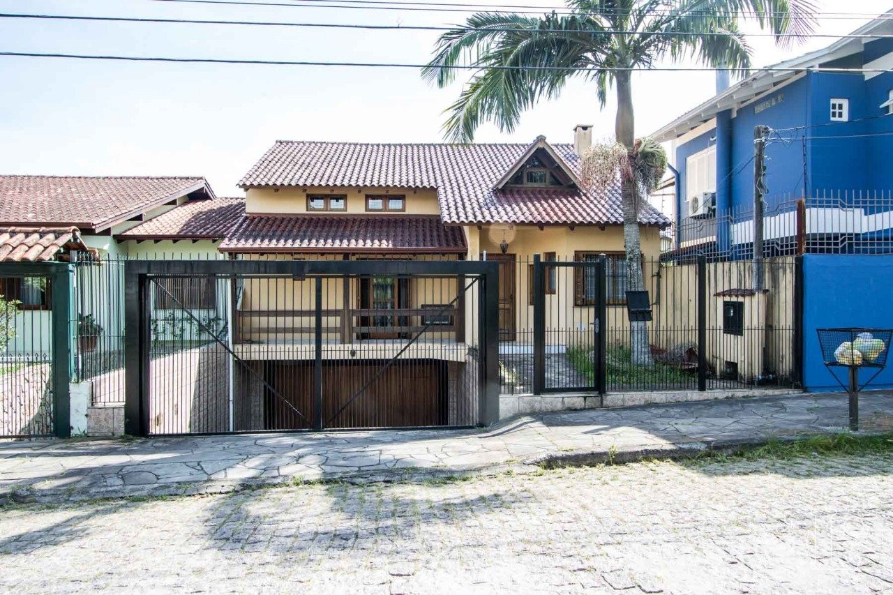Casa com 320m², 3 dormitórios, 1 suíte, 3 vagas no bairro Imperial Parque em Porto Alegre para Comprar