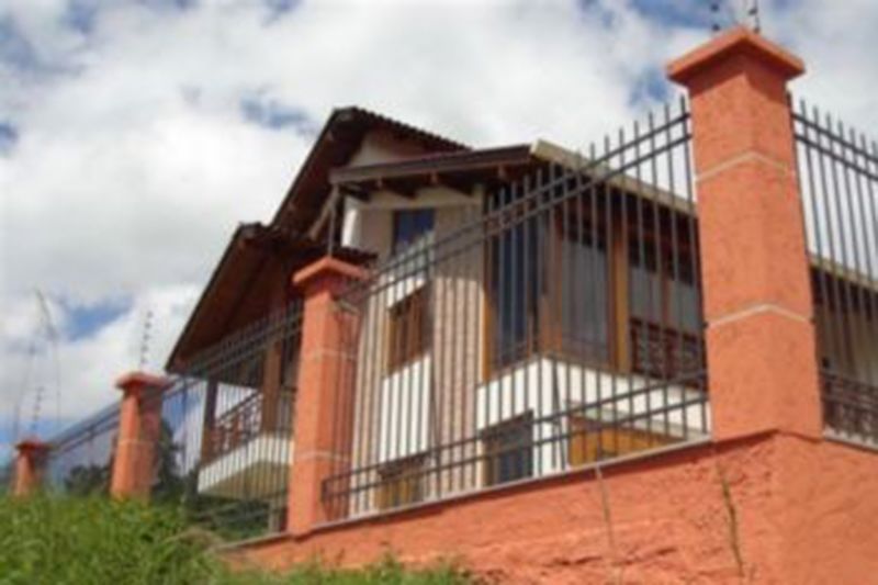 Casa com 270m², 3 dormitórios, 1 suíte no bairro Vila Nova em Porto Alegre para Comprar