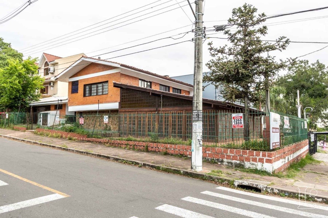 Casa Comercial com 350m² no bairro Tristeza em Porto Alegre para Comprar