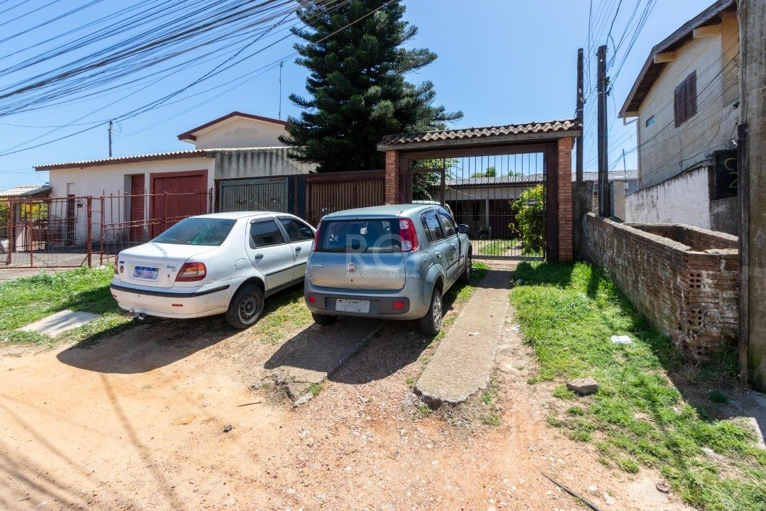 Casa com 2.200m², 3 dormitórios no bairro Lomba do Pinheiro em Porto Alegre para Comprar
