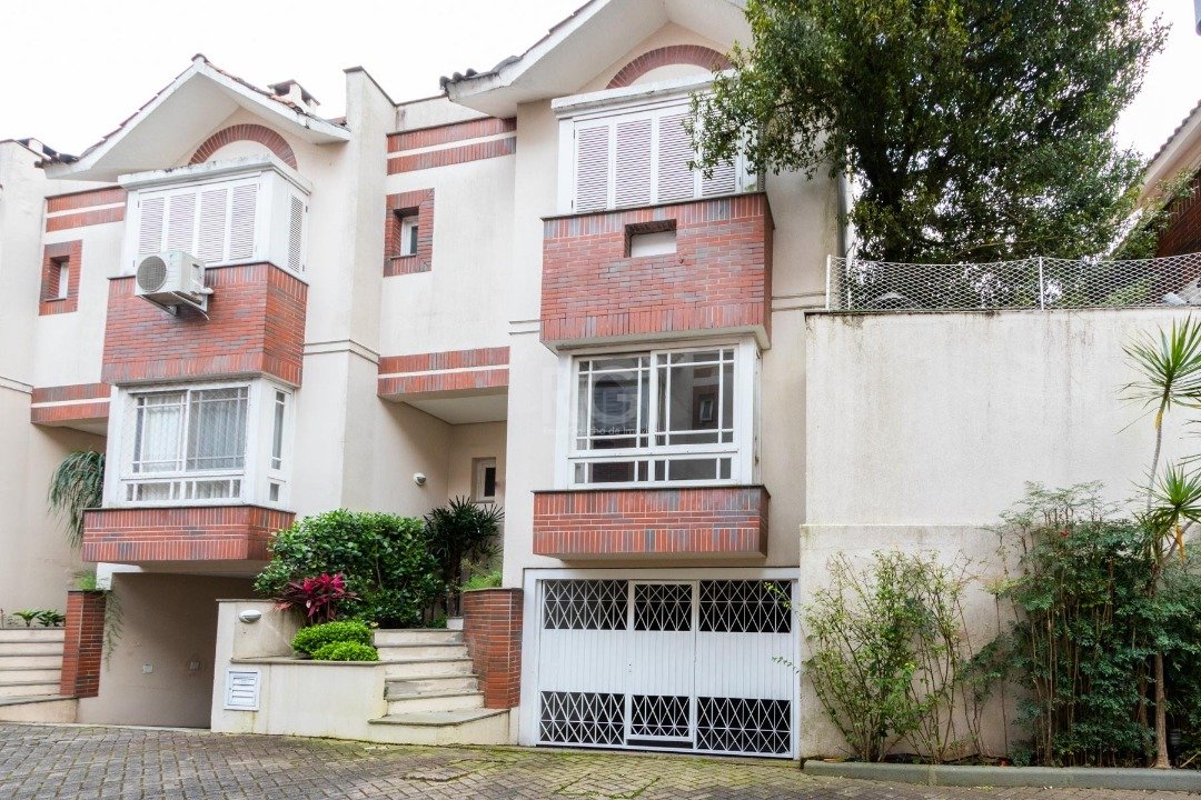 Casa de Condomínio à venda com 3 quartos, 250m² - Foto 2