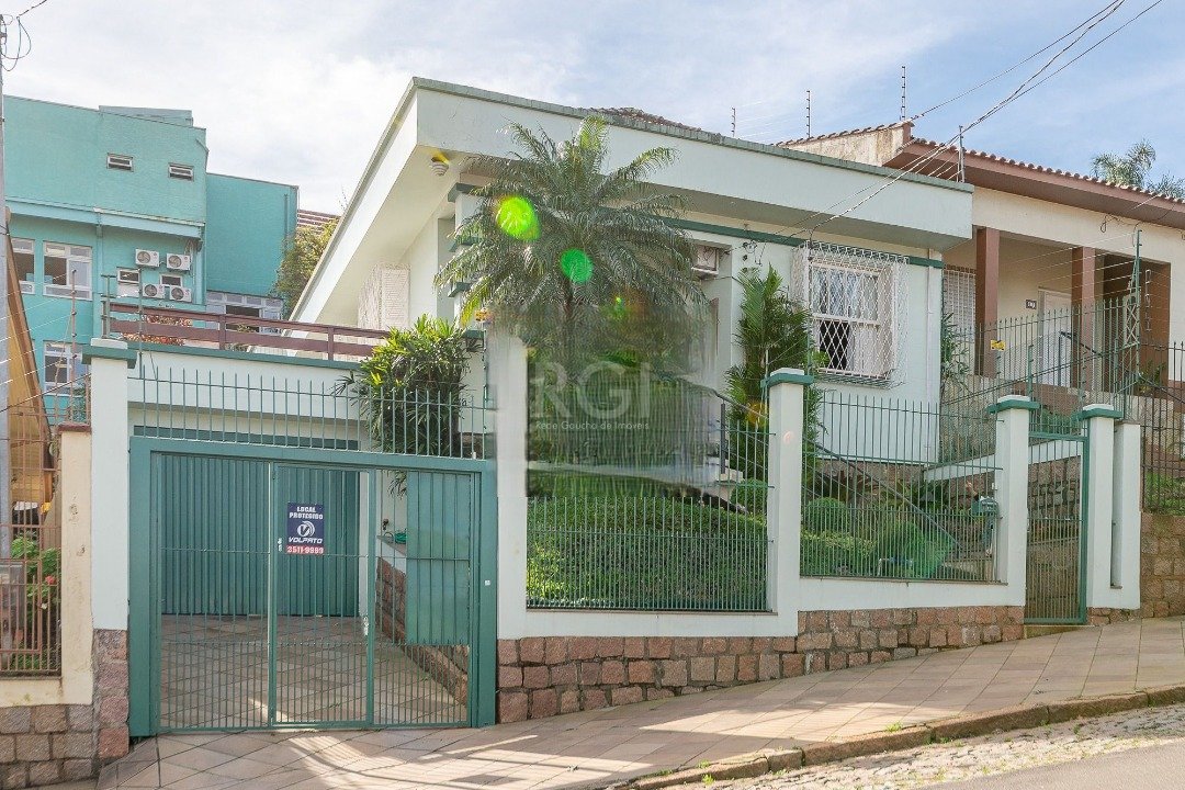 Casa à venda com 3 quartos, 330m² - Foto 1