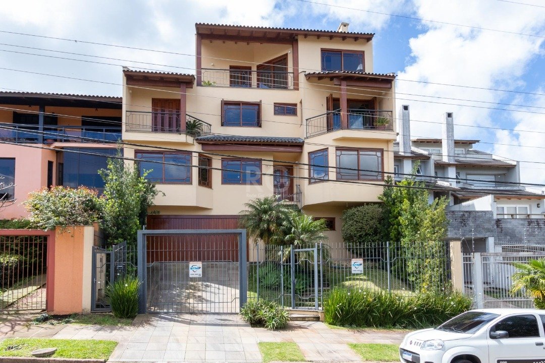 Casa com 358m², 3 dormitórios, 1 suíte, 3 vagas no bairro Jardim Isabel em Porto Alegre para Comprar