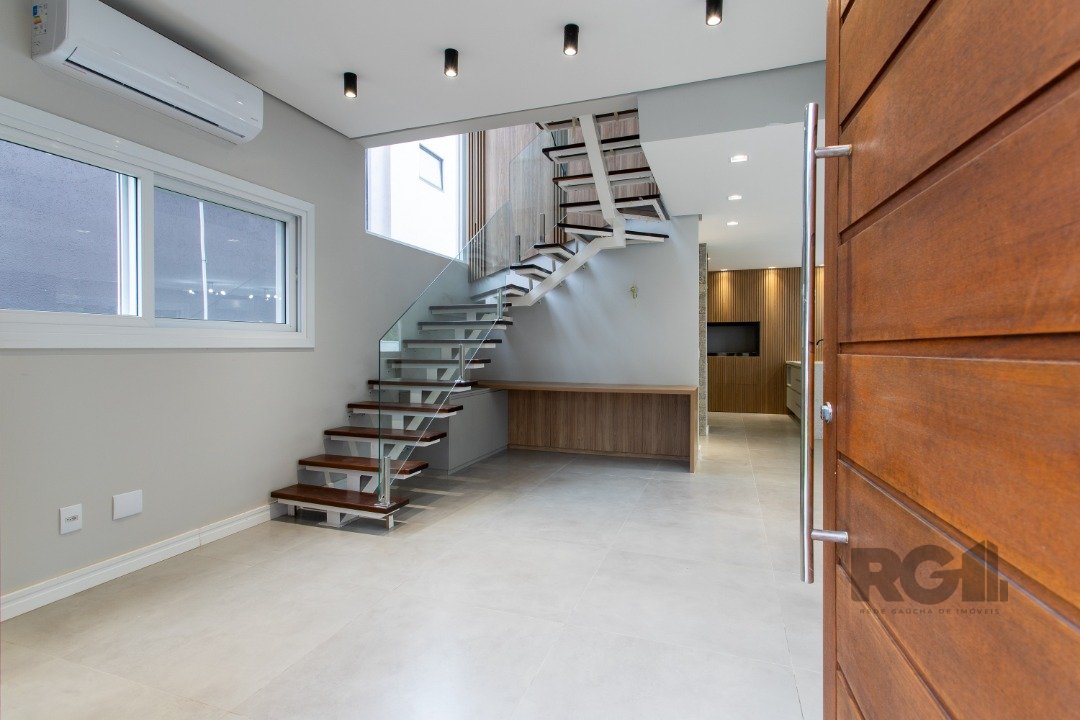 Casa Condominio para Venda - 300m², 3 dormitórios, sendo 3 suites, 2 vagas - Alphaville