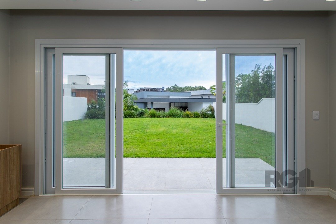 Casa Condominio para Venda - 300m², 3 dormitórios, sendo 3 suites, 2 vagas - Alphaville