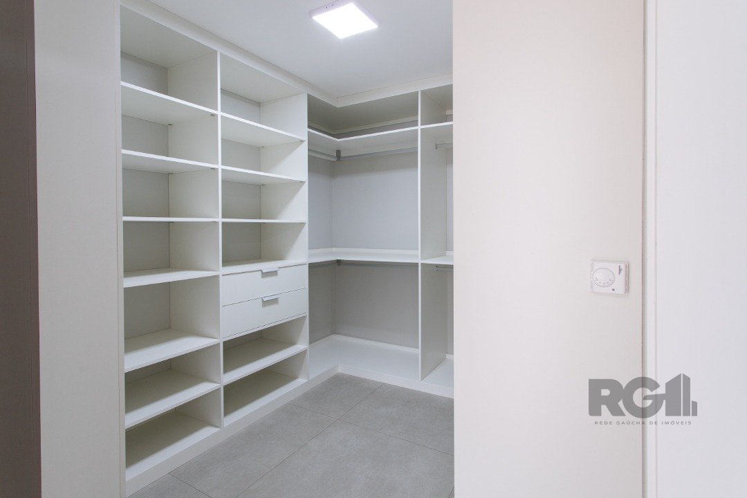Casa Condominio para Venda - 300m², 3 dormitórios, sendo 3 suites, 2 vagas - Alphaville