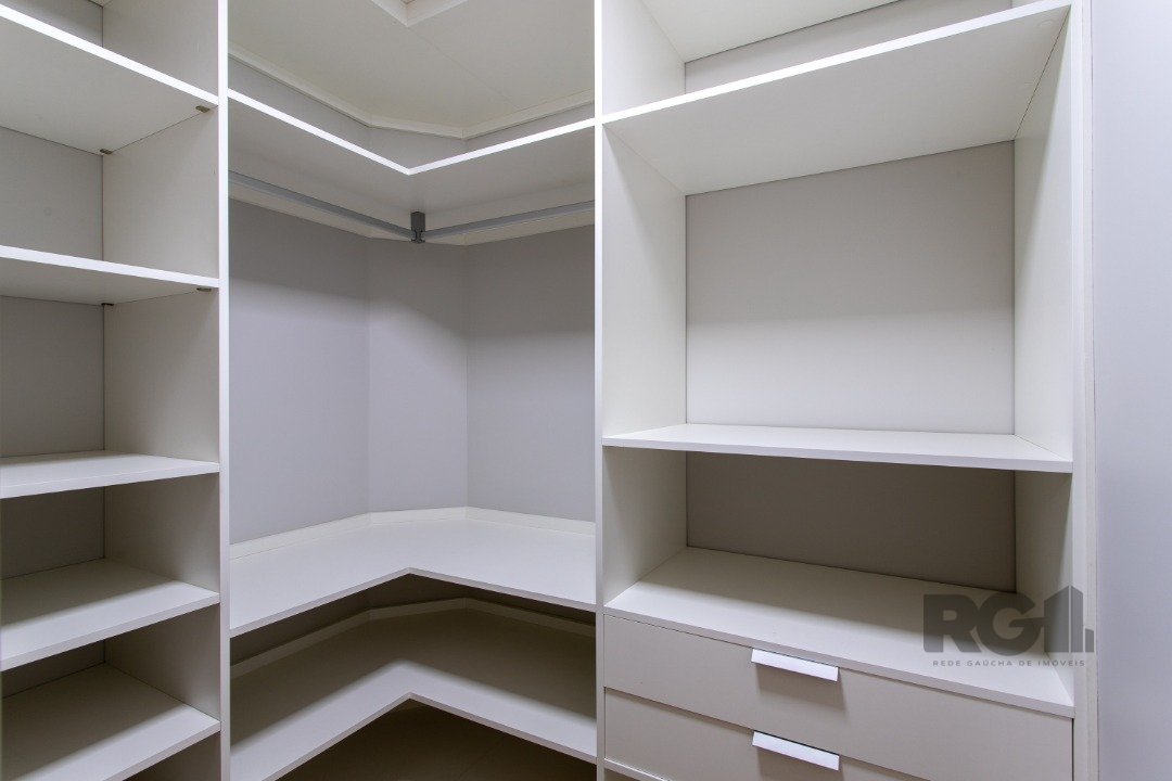 Casa Condominio para Venda - 300m², 3 dormitórios, sendo 3 suites, 2 vagas - Alphaville