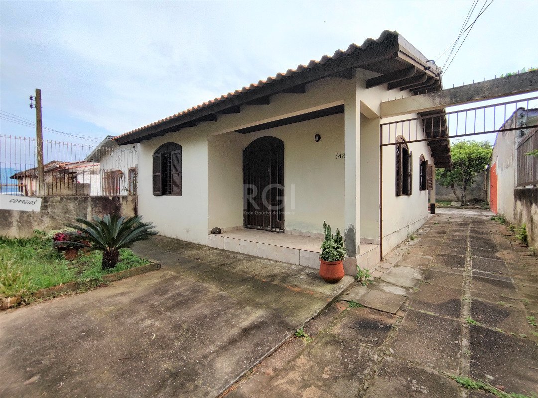 Casa com 90m², 2 dormitórios, 6 vagas no bairro Passo das Pedras em Porto Alegre para Comprar