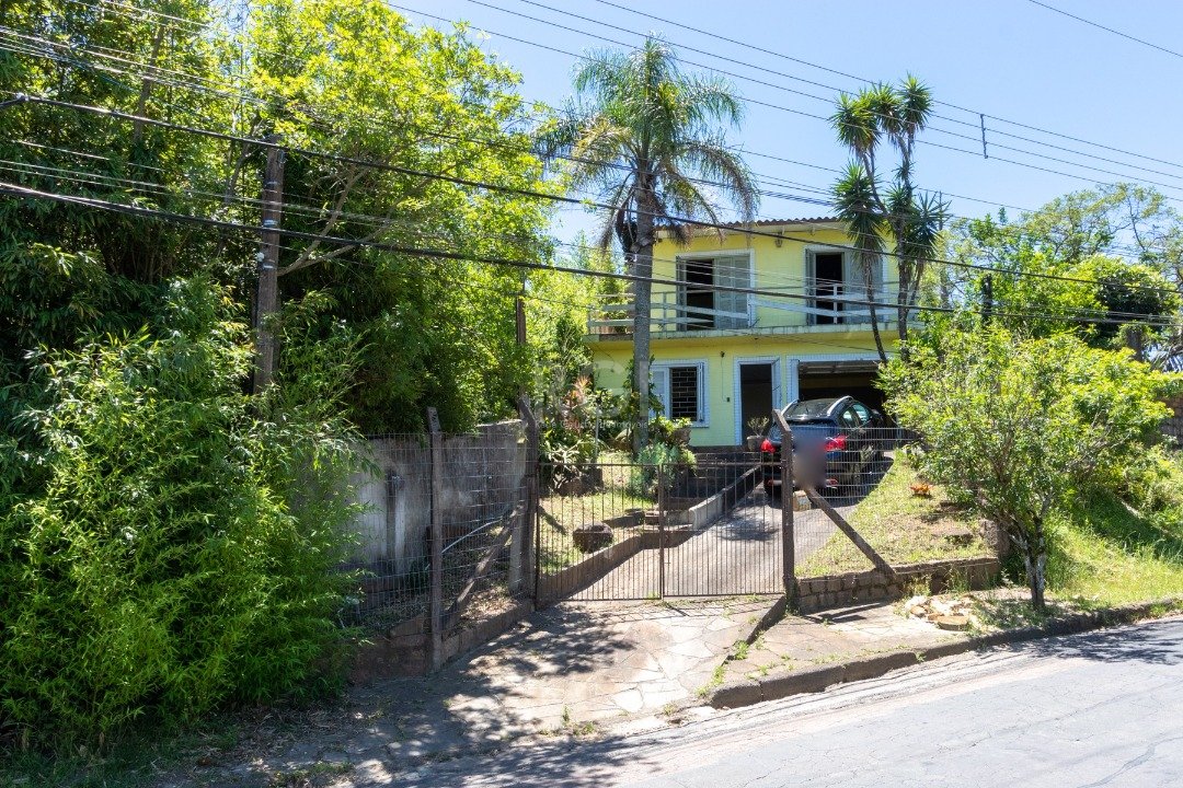 Casa com 141m², 4 dormitórios, 3 vagas no bairro Vila Nova em Porto Alegre para Comprar