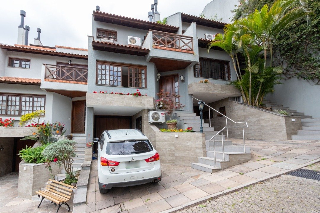 Casa Condominio com 174m², 3 dormitórios, 1 suíte, 4 vagas no bairro Tristeza em Porto Alegre para Comprar