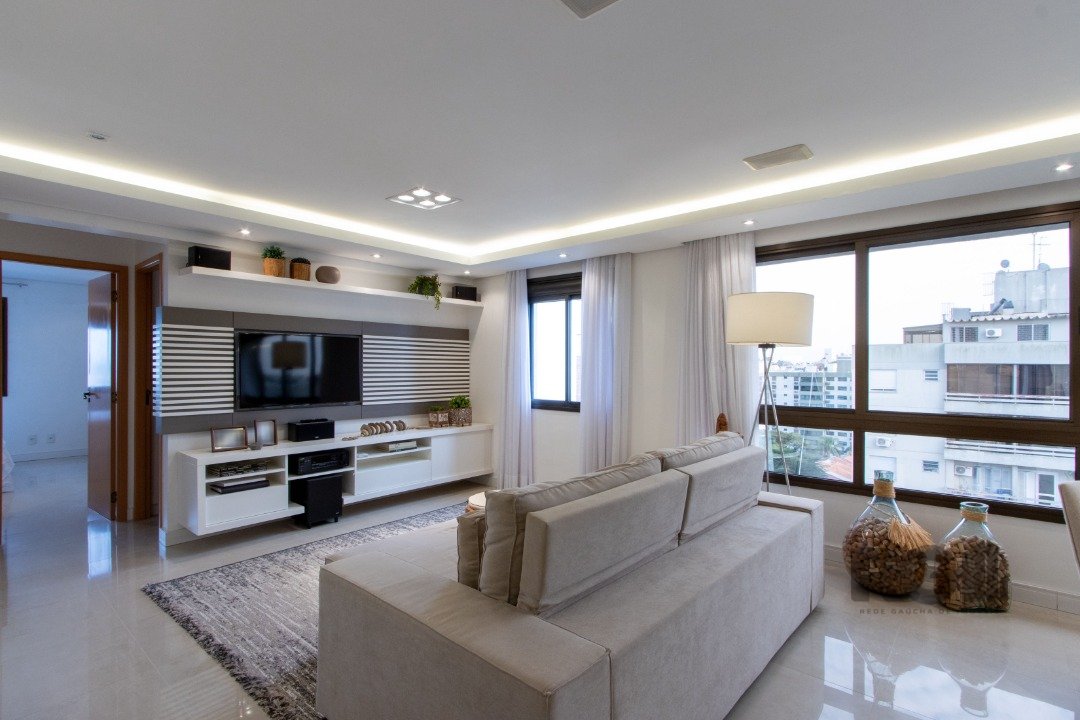 Apartamento com 90m², 2 dormitórios, 1 suíte, 3 vagas no bairro Tristeza em Porto Alegre para Comprar