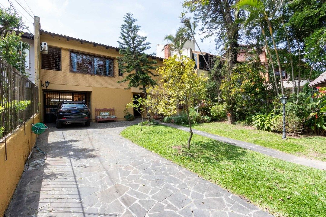 Casa com 435m², 4 dormitórios, 4 suítes, 4 vagas no bairro Cristal em Porto Alegre para Comprar