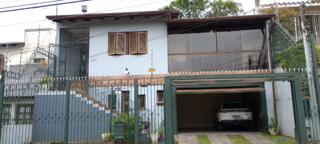 Casa com 292m², 3 dormitórios, 2 vagas no bairro Cavalhada em Porto Alegre para Comprar