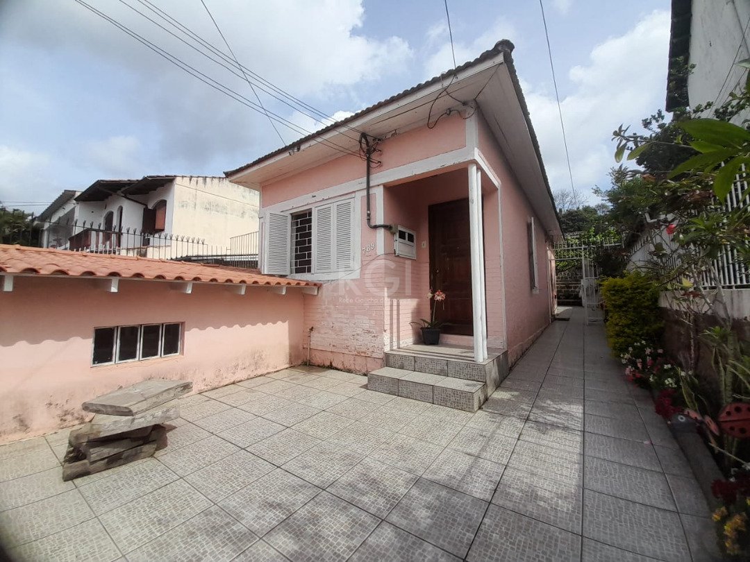 Casa com 338m², 4 dormitórios, 1 vaga no bairro Teresópolis em Porto Alegre para Comprar