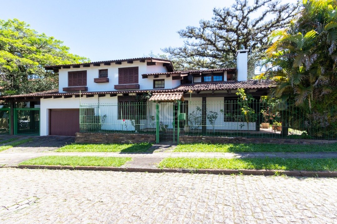 Casa com 357m², 4 dormitórios, 1 suíte, 4 vagas no bairro Jardim Isabel em Porto Alegre para Comprar
