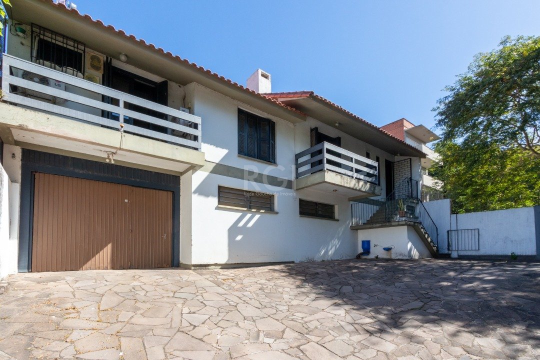 Casa com 286m², 2 dormitórios, 1 suíte, 3 vagas no bairro Santa Tereza em Porto Alegre para Comprar