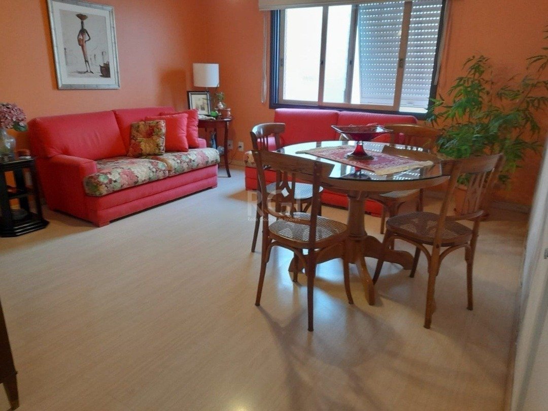 Apartamento com 70m², 2 dormitórios, 1 vaga no bairro Rio Branco em Porto Alegre para Comprar