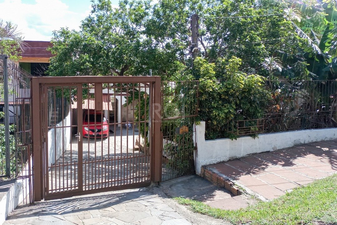Casa com 120m², 3 dormitórios, 1 suíte, 2 vagas no bairro Cavalhada em Porto Alegre para Comprar