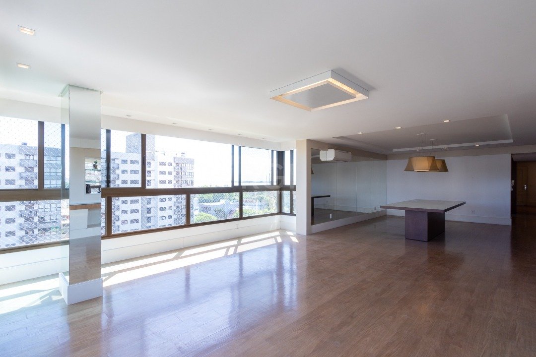 Apartamento com 216m², 3 dormitórios, 3 suítes, 3 vagas no bairro Tristeza em Porto Alegre para Comprar