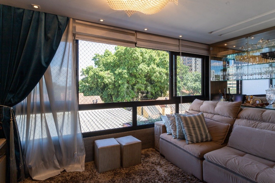 Apartamento com 85m², 3 dormitórios, 1 suíte, 2 vagas no bairro Tristeza em Porto Alegre para Comprar