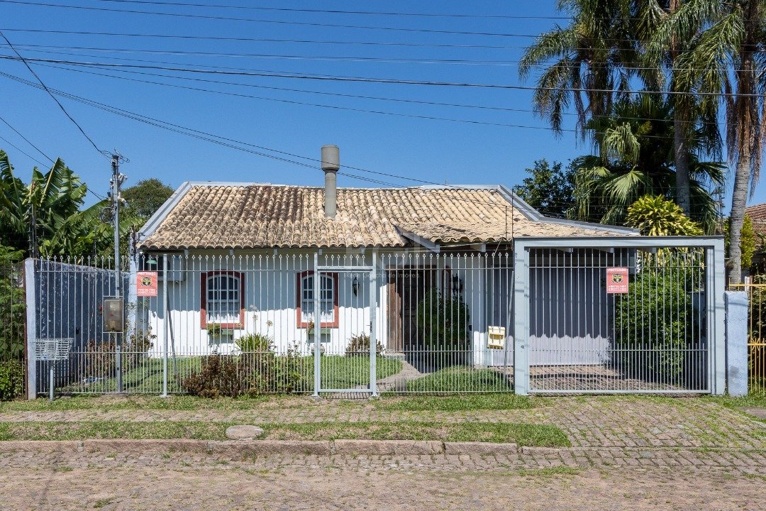 Casa com 244m², 3 dormitórios, 1 suíte, 2 vagas no bairro Guarujá em Porto Alegre para Comprar