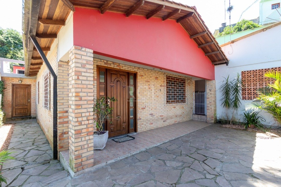 Casa com 235m², 2 dormitórios, 4 vagas no bairro Cavalhada em Porto Alegre para Comprar