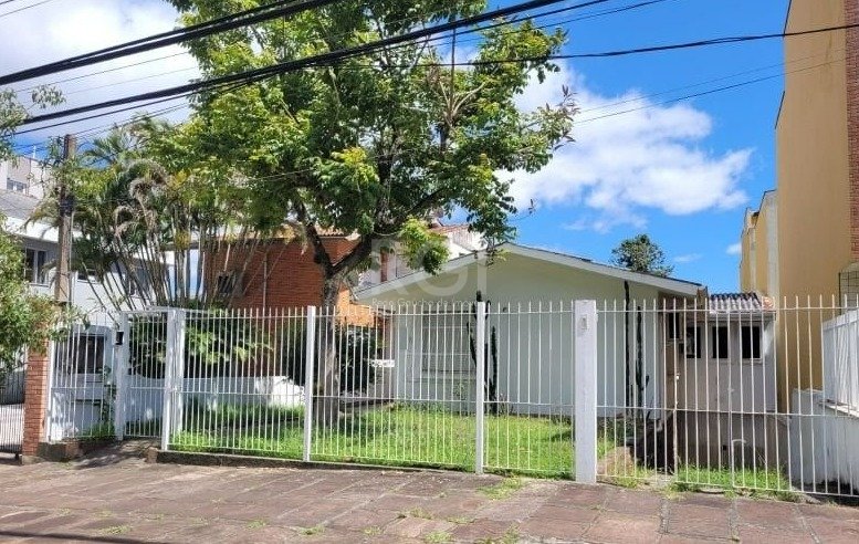 Casa com 205m², 3 dormitórios, 3 vagas no bairro Tristeza em Porto Alegre para Comprar