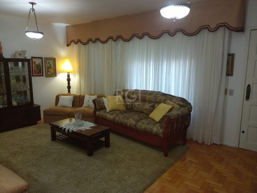 Casa com 220m², 3 dormitórios, 1 suíte, 1 vaga no bairro Camaquã em Porto Alegre para Comprar