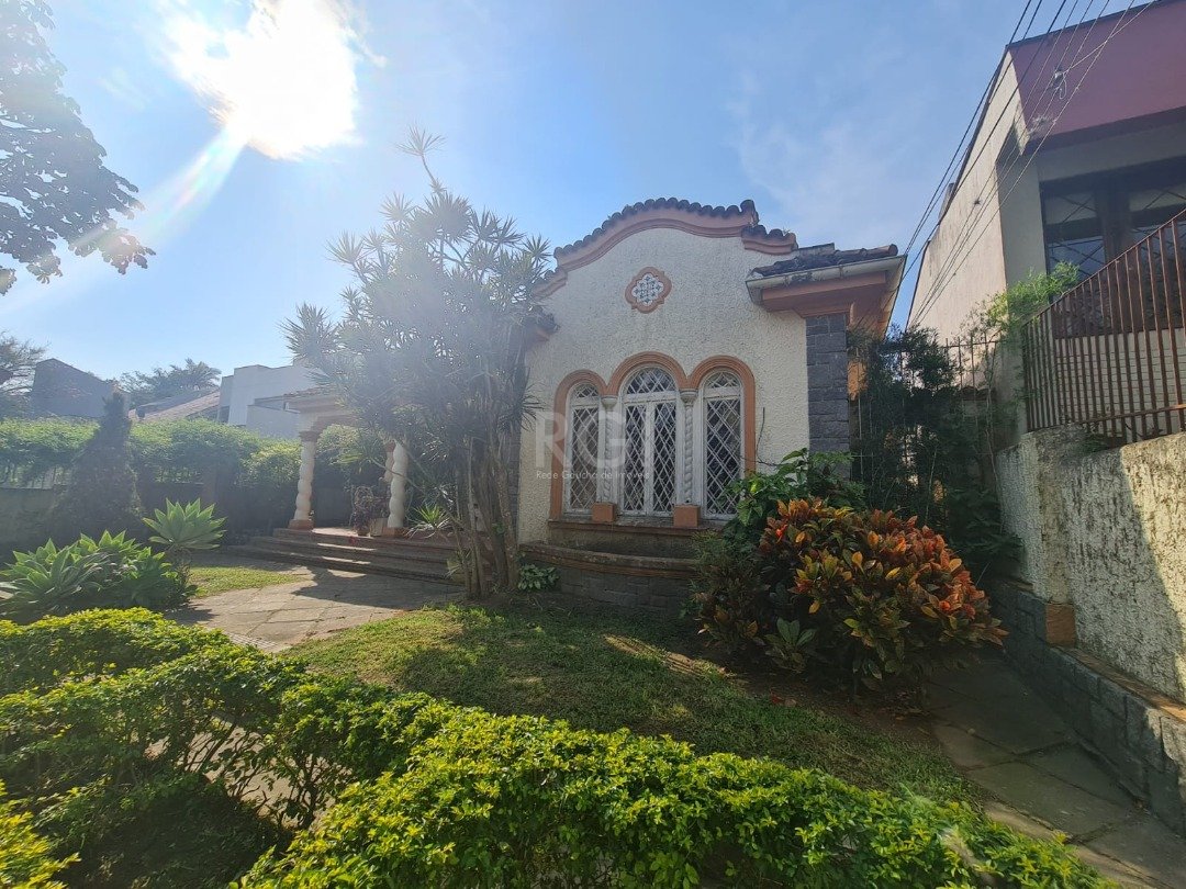 Casa com 234m², 4 dormitórios, 1 suíte no bairro Vila Assunção em Porto Alegre para Comprar