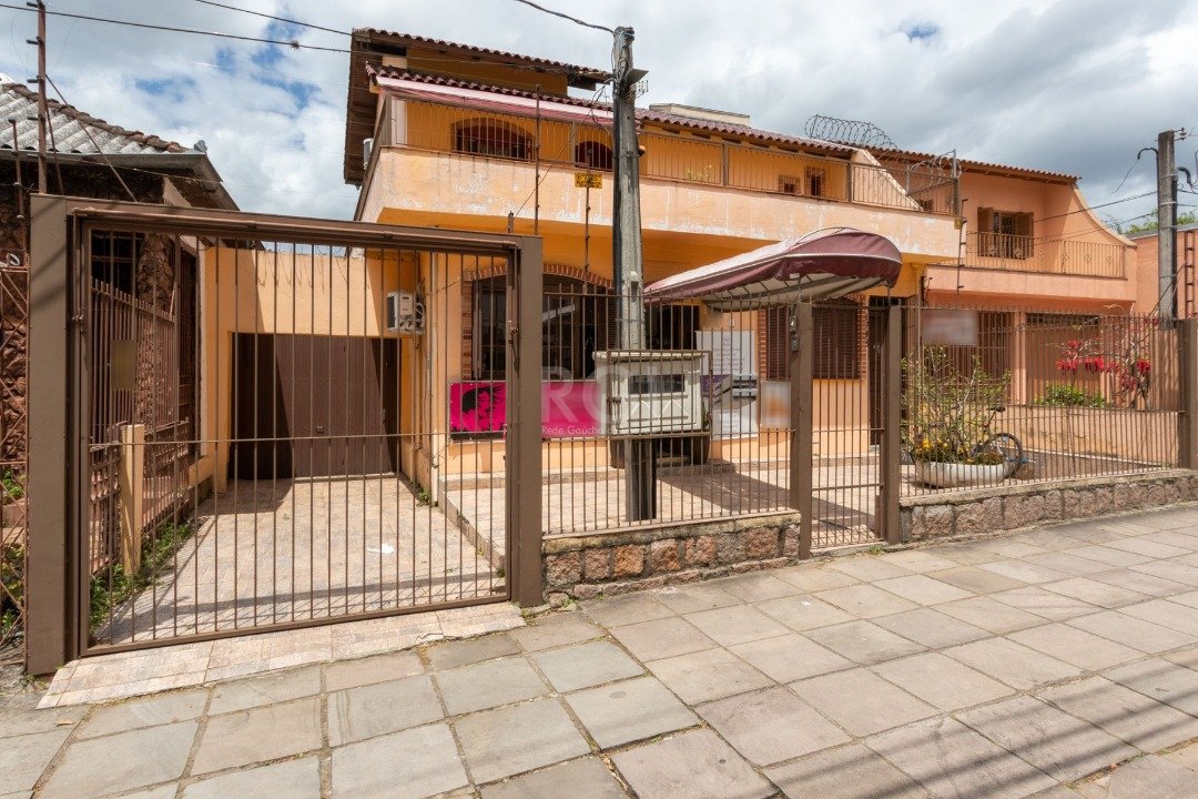 Casa com 333m², 5 dormitórios, 1 suíte, 2 vagas no bairro Partenon em Porto Alegre para Comprar