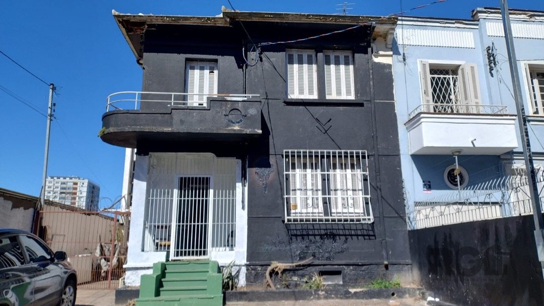 Casa com 200m², 5 dormitórios, 2 vagas no bairro Azenha em Porto Alegre para Comprar