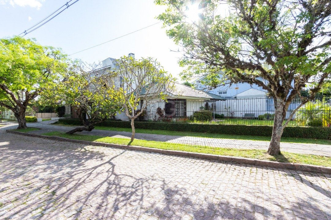 Casa com 300m², 4 dormitórios, 1 suíte, 2 vagas no bairro Ipanema em Porto Alegre para Comprar