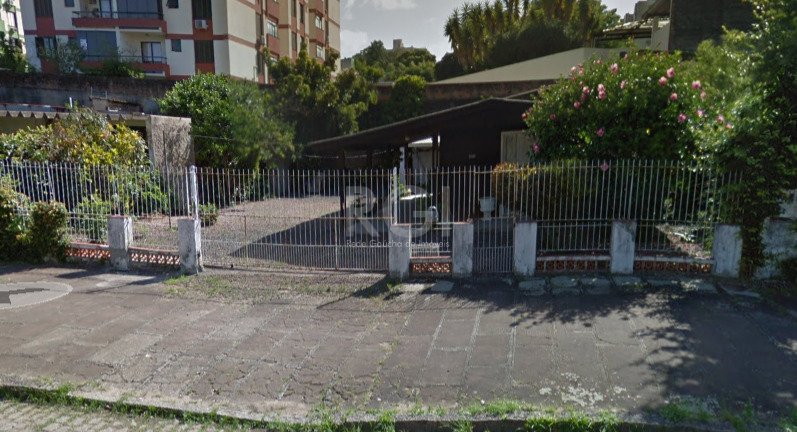 Casa com 220m², 2 dormitórios, 2 vagas no bairro Tristeza em Porto Alegre para Comprar
