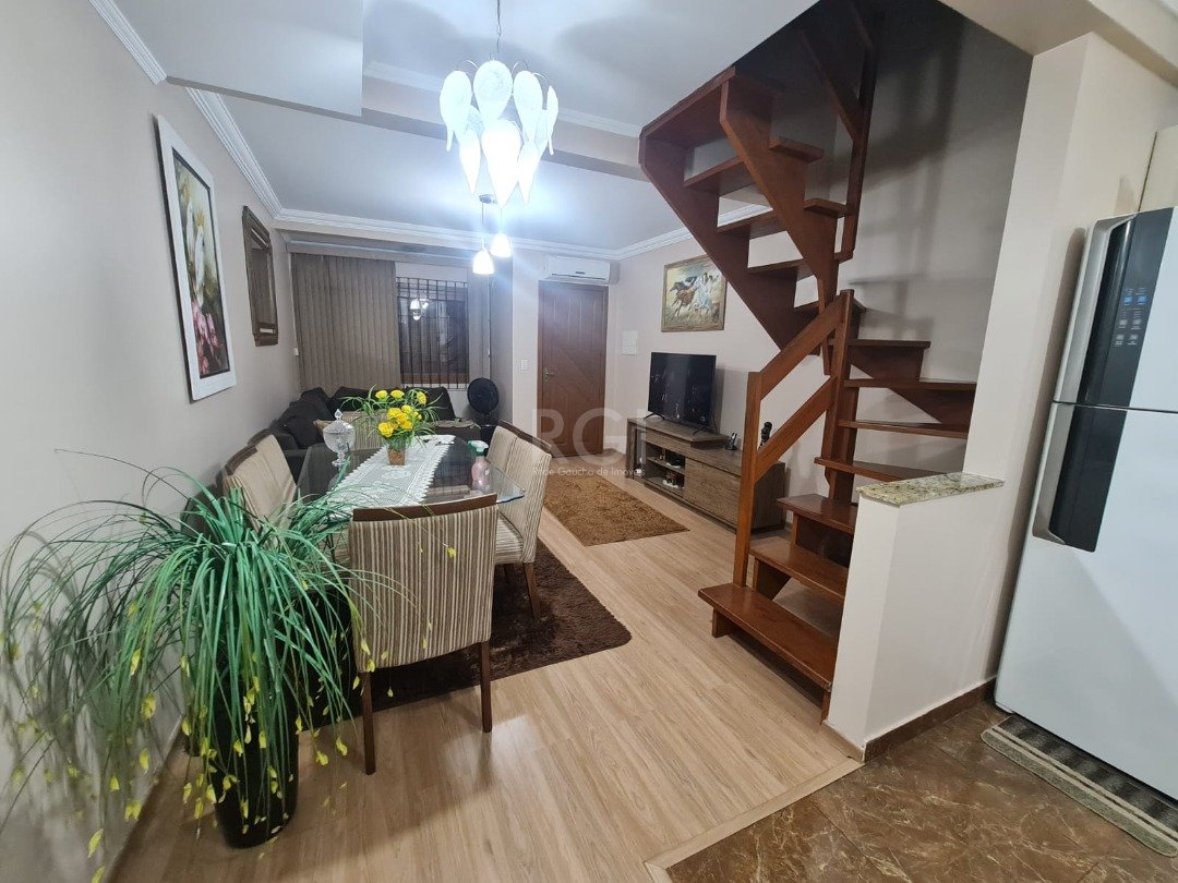 Casa com 77m², 2 dormitórios, 2 suítes, 1 vaga no bairro Guarujá/ Caminhos do Sol em Porto Alegre para Comprar