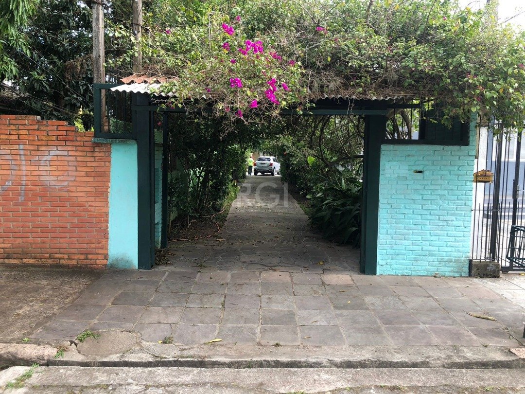 Casa com 236m², 3 dormitórios, 6 vagas no bairro Guarujá em Porto Alegre para Comprar