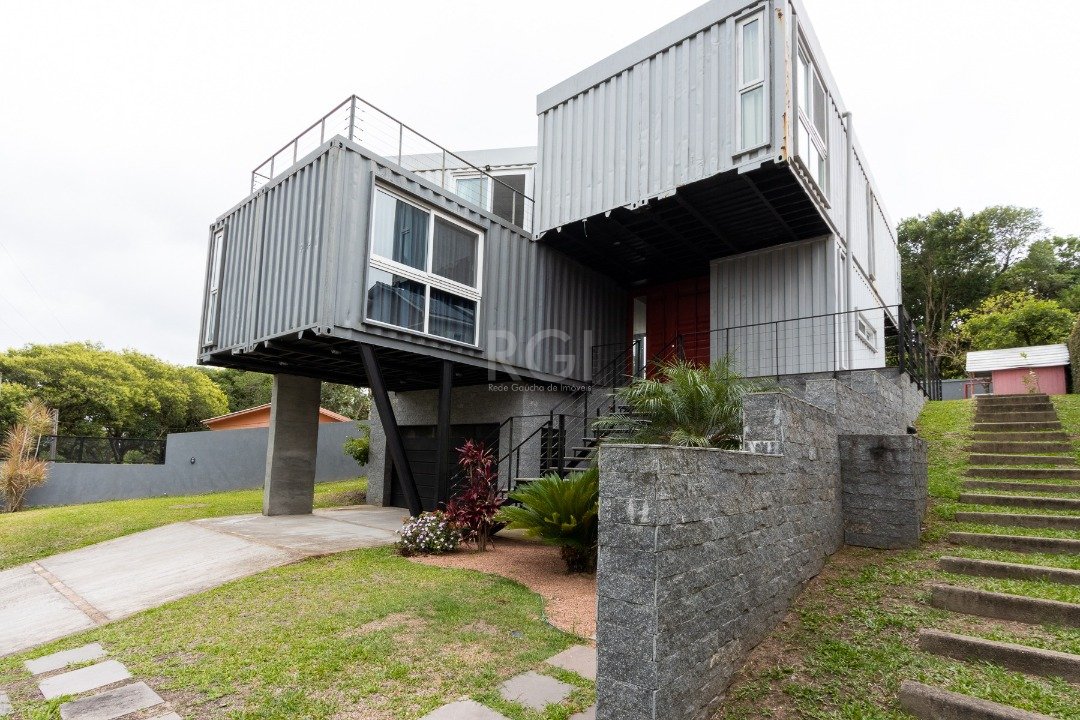 Casa com 333m², 3 dormitórios, 1 suíte, 4 vagas no bairro Teresópolis em Porto Alegre para Comprar
