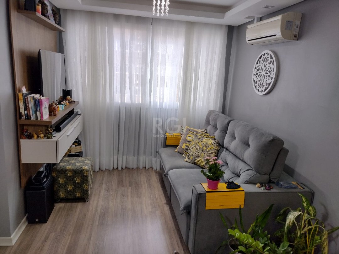 Apartamento com 51m², 2 dormitórios, 1 vaga no bairro Vila Nova em Porto Alegre para Comprar