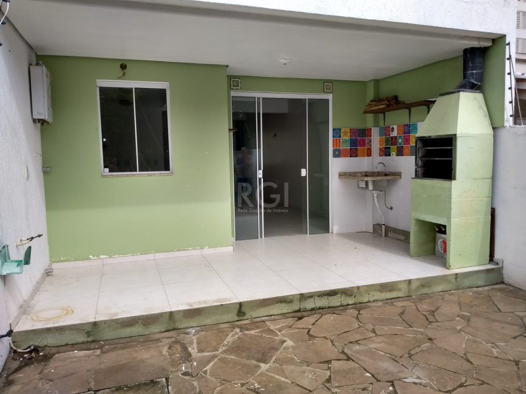 Casa com 131m², 2 dormitórios, 2 suítes, 2 vagas no bairro Portal do Guarujá em Porto Alegre para Comprar