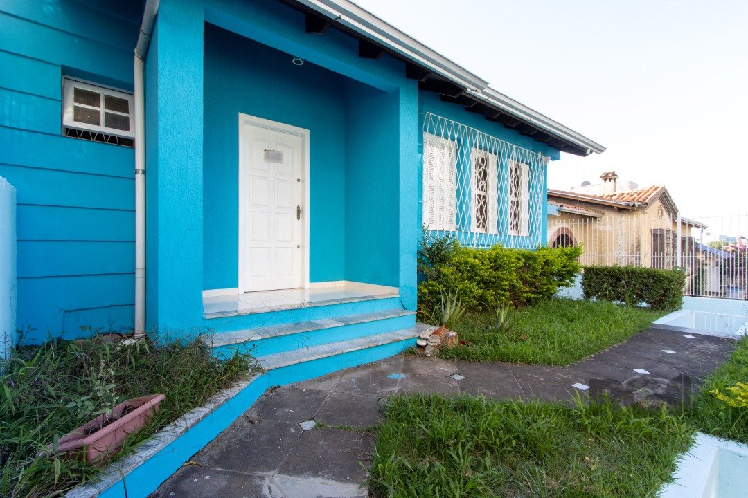 Casa com 202m², 3 dormitórios, 1 suíte, 5 vagas no bairro Teresópolis em Porto Alegre para Comprar