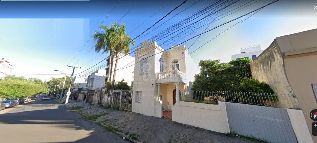 Casa com 100m², 2 dormitórios, 4 vagas no bairro Rio Branco em Porto Alegre para Comprar