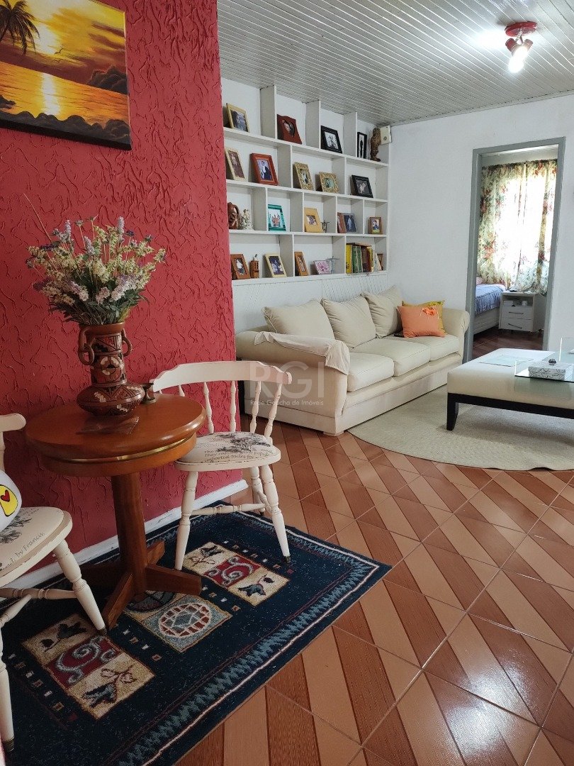 Casa com 335m², 3 dormitórios, 4 vagas no bairro Partenon em Porto Alegre para Comprar