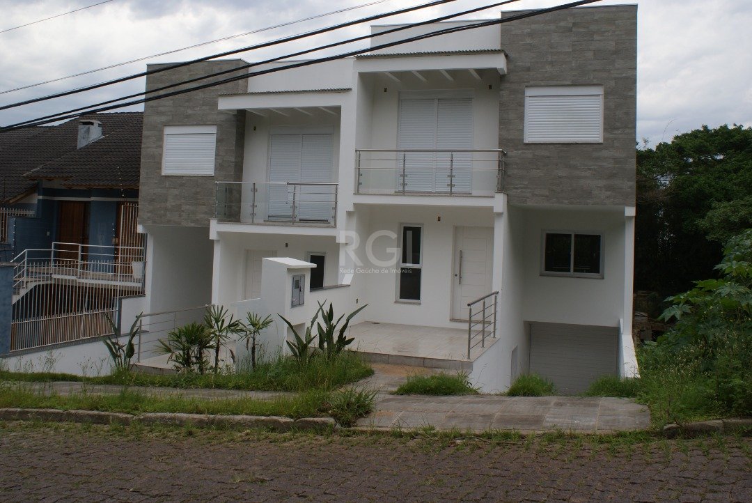 Casa com 268m², 3 dormitórios, 1 suíte, 4 vagas no bairro Ipanema em Porto Alegre para Comprar