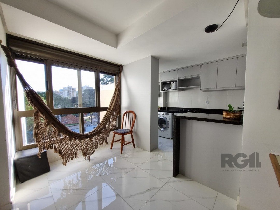 Apartamento com 62m², 2 dormitórios, 1 suíte, 1 vaga no bairro Cristal em Porto Alegre para Comprar