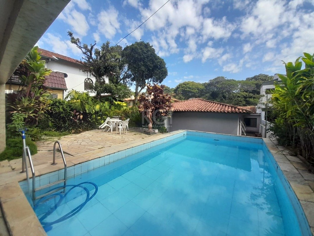 Casa com 492m², 3 dormitórios, 1 suíte, 4 vagas no bairro Jardim Isabel em Porto Alegre para Comprar