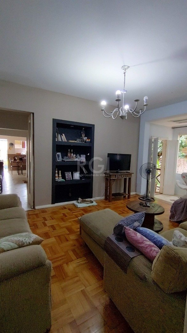 Casa com 90m², 2 dormitórios, 5 vagas no bairro Santa Tereza em Porto Alegre para Comprar