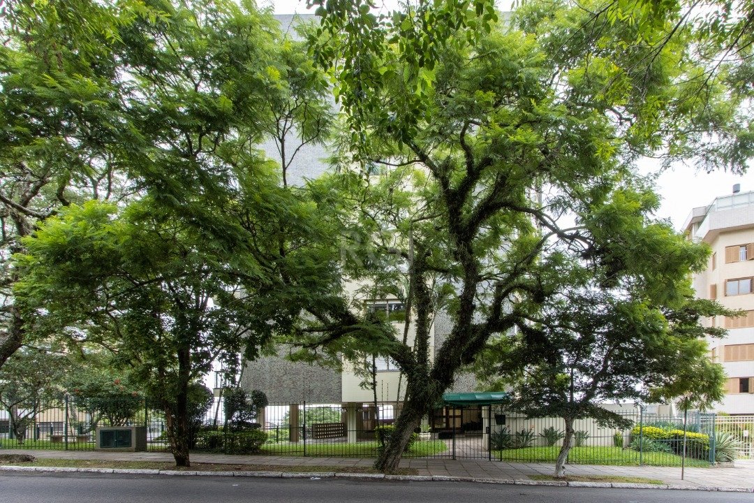 Apartamento com 126m², 3 dormitórios, 1 suíte, 2 vagas no bairro Santa Tereza em Porto Alegre para Comprar