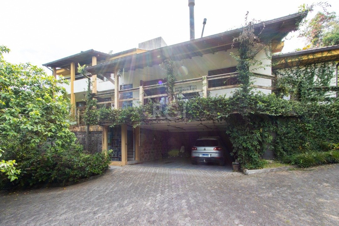Casa com 464m², 5 dormitórios, 1 suíte, 5 vagas no bairro Vila Nova em Porto Alegre para Comprar