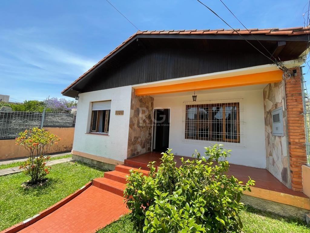 Casa com 254m², 3 dormitórios, 1 suíte, 2 vagas no bairro Tristeza em Porto Alegre para Comprar