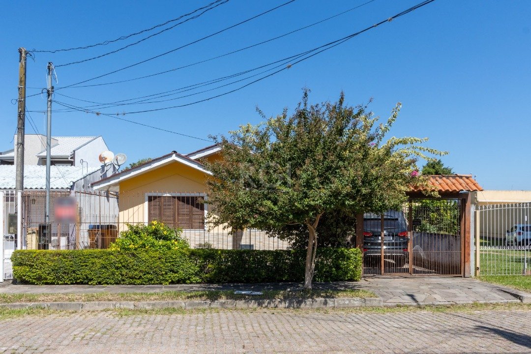 Casa com 230m², 5 dormitórios, 1 suíte, 3 vagas no bairro Aberta dos Morros em Porto Alegre para Comprar