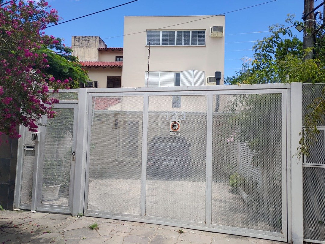 Casa com 233m², 4 dormitórios, 2 suítes, 2 vagas no bairro Ipanema em Porto Alegre para Comprar